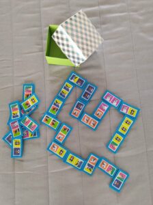 jeu de dominos pour l'éveil de l'enfant